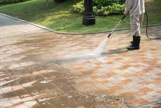 5 Signs Your Driveway Needs Pressure Washing Before Summer Ends